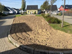 Die Fläche nach der Vorbereitung durch den Bauhof der Gemeinde Swisttal