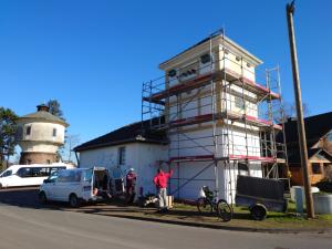 Montage der Nistkästen am ehemaligen Trafoturm in Alfter-Gielsdorf