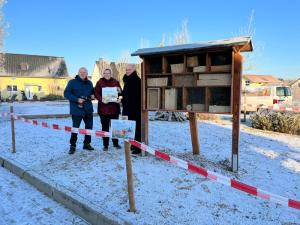 Gemeinsam möchten Peter Meyer (NABU Bonn), Bürgermeisterin Petra Kalkbrenner (Gemeinde Swisttal) und Norbert Sauren (Ortsausschuss Morenhoven) auf die Bedeutung der Blühflächen für Insekten, Vögel und Säuger hinweisen