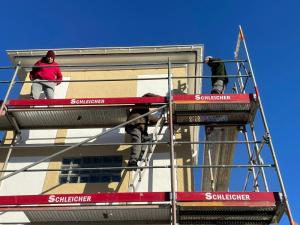 Montage der Nistkästen am ehemaligen Trafoturm in Alfter-Gielsdorf