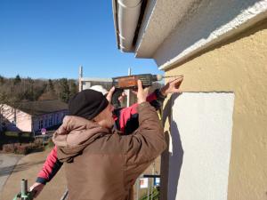 Montage der Nistkästen am ehemaligen Trafoturm in Alfter-Gielsdorf