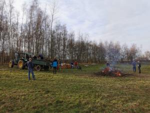 Biotoppflege bei der traditionellen Adventsaktion im Naturschutzgebiet Dünstekoven - wir haben auf vielen Offenflächen und sonnenexponierten Hängen aufkommende Gehölze und Büsche entnommen. So erhalten wir diese besonderen Lebensräume für die dort heimischen Tiere und seltenen Pflanzen.