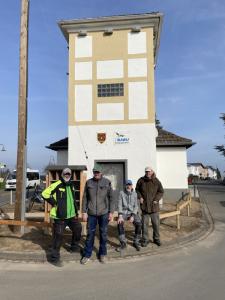 Das Arbeitsteam des NABU Bonn vor dem fertiggestellten Turm.