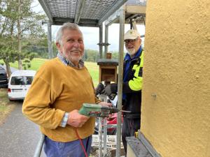 Naturschützer bei der Arbeit am Turm in Rheinbach Todenfeld