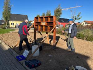 Aufstellen des Insektenhotels auf der Fläche